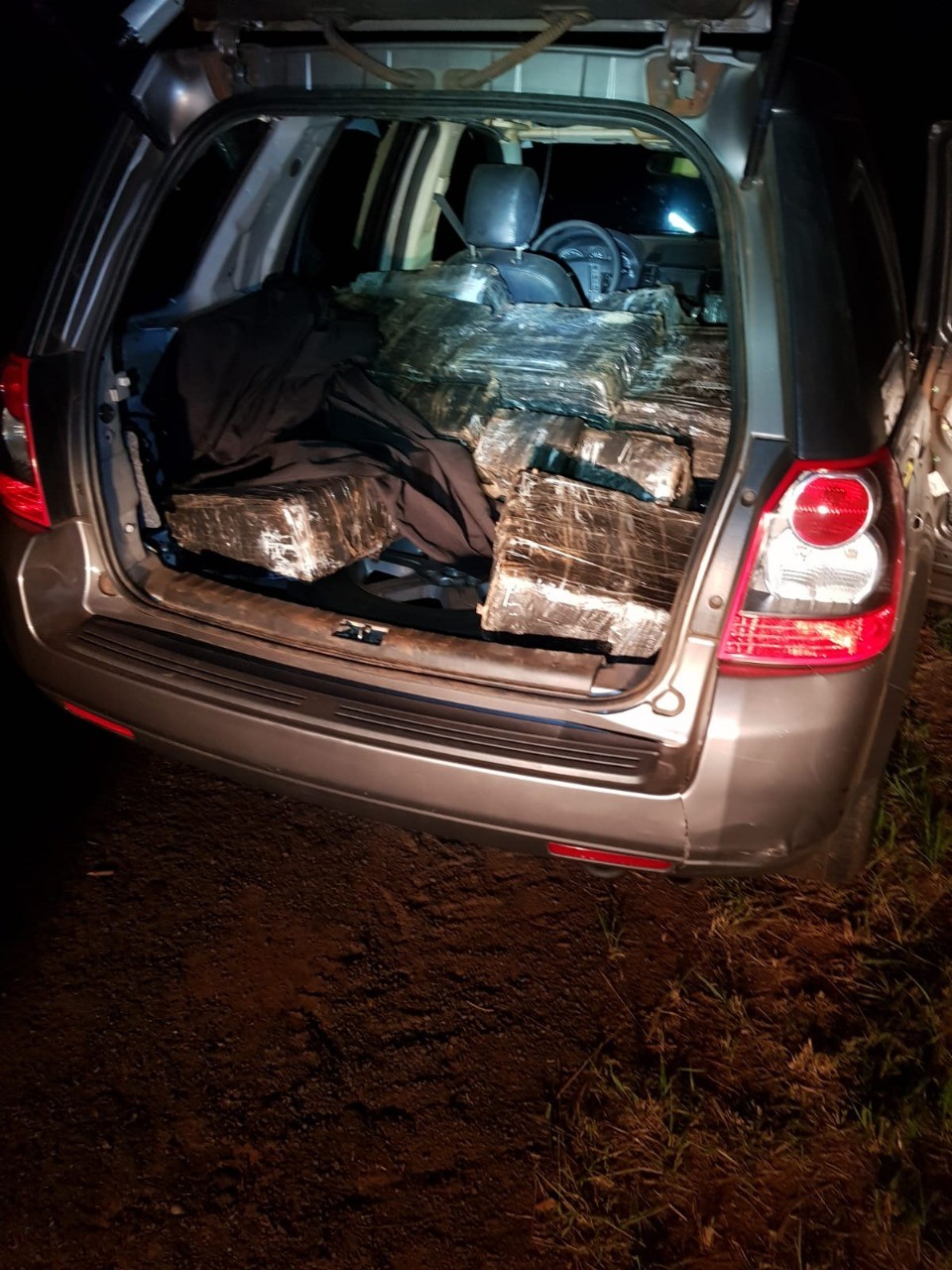 PRE apreende 755 kg de maconha após perseguição na rodovia