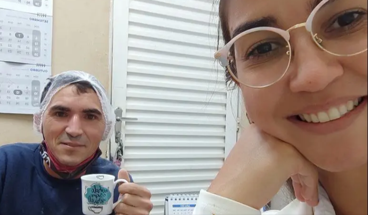 Viralizou: Jovem contrata homem que pedia emprego em semáforo de Maringá: ‘o mérito foi todo dele’