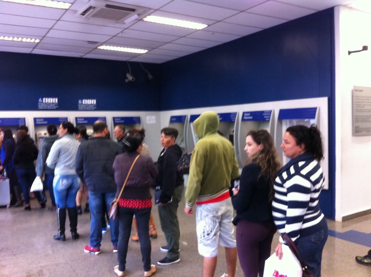 No feriado municipal, maringaenses pagam contas e fazem compras em Sarandi