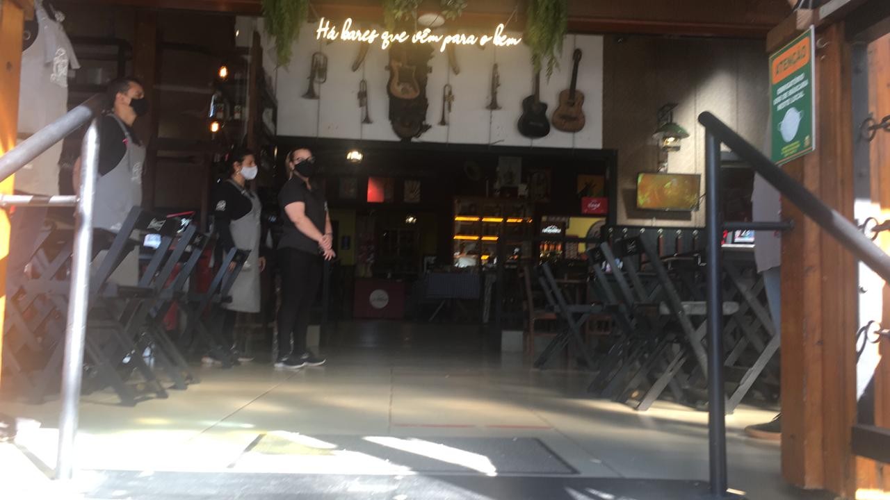 Bares se preparam para retomar atendimento aos sábados à noite