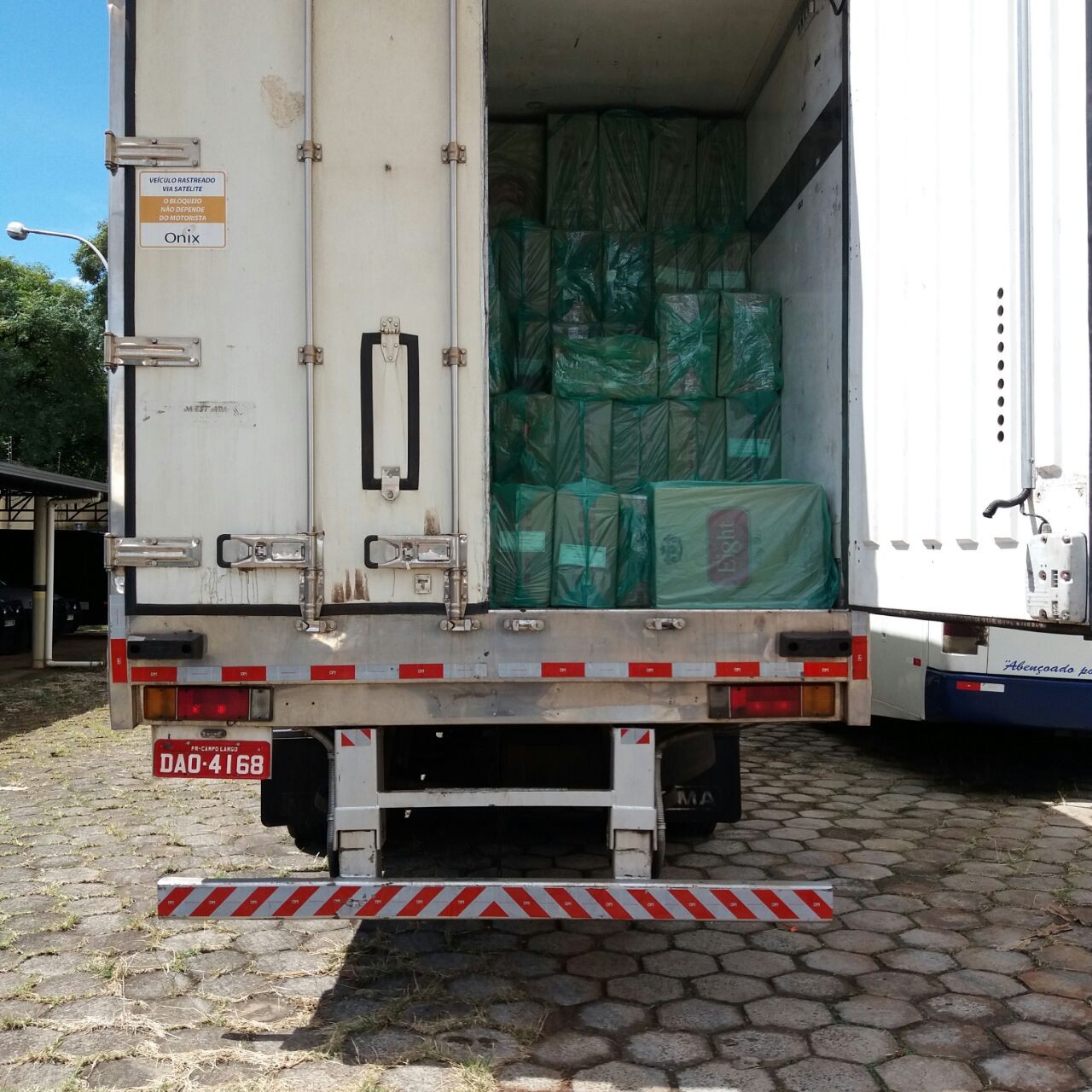 Caminhões carregados com cigarro são apreendidos na PR-082