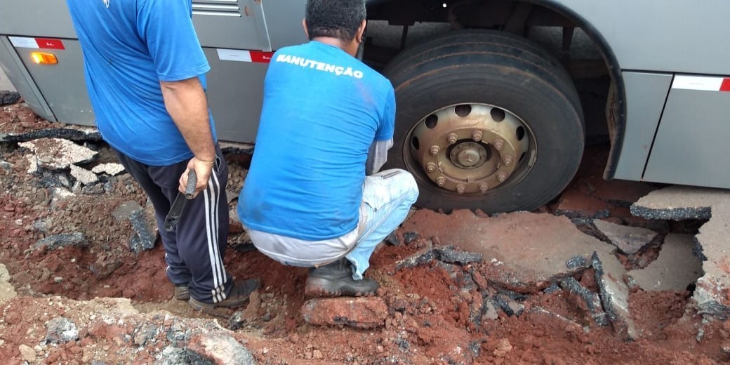 Asfalto cede em Sarandi após rede de esgoto romper, diz prefeitura