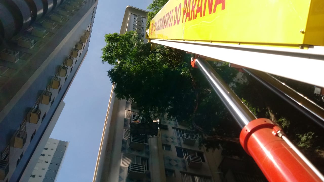 Bombeiros utilizam plataforma de salvamento para resgatar idosa em prédio de Maringá