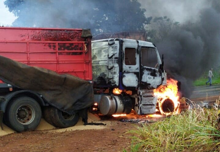 Dois caminhões batem de frente e pegam fogo