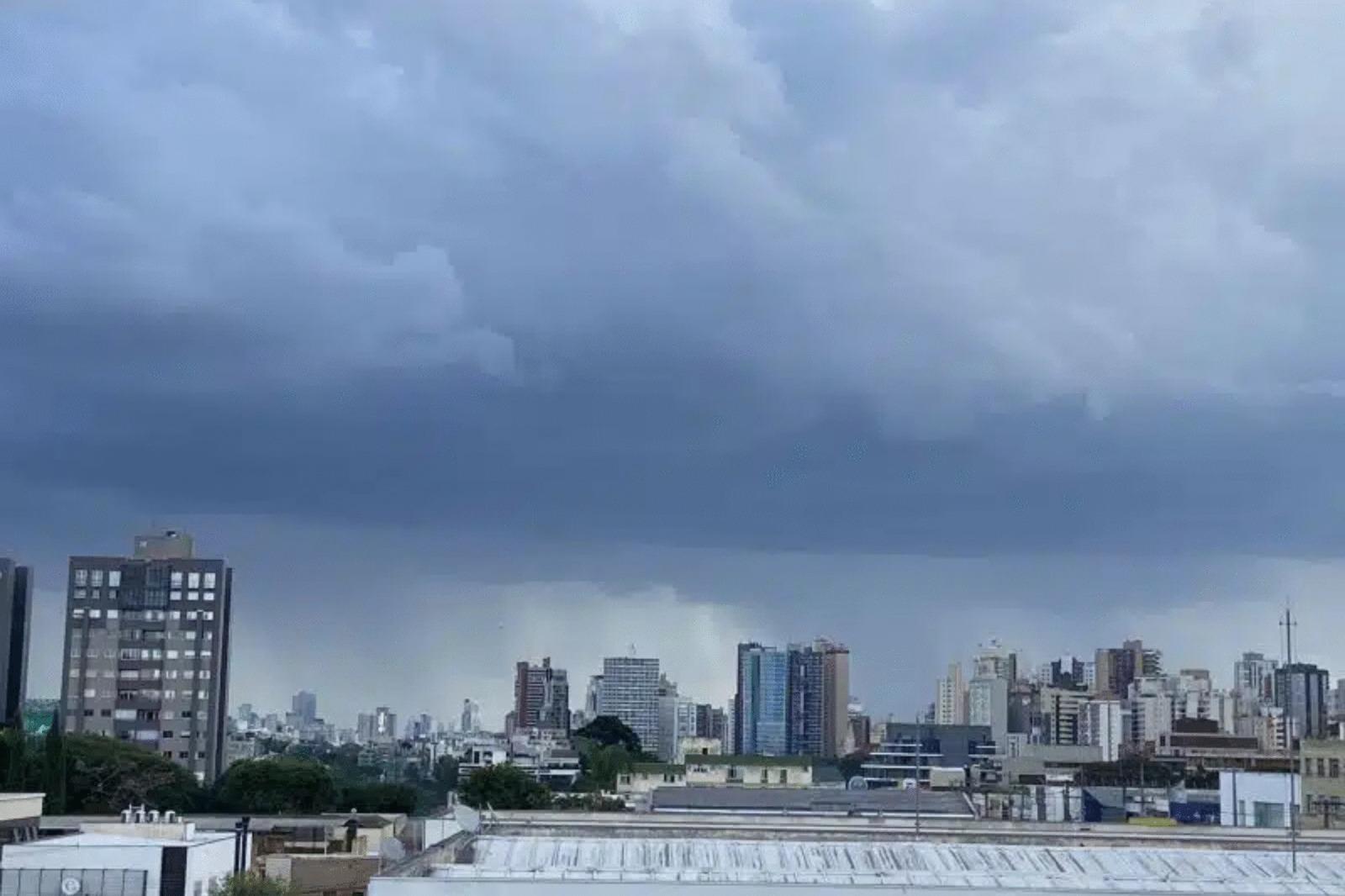 Curitiba tem mais de 300 quedas de árvores após vendaval