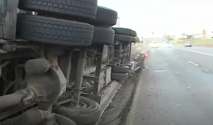 Carreta tomba no Contorno Sul; valeta para escoamento da chuva pode ter provocado acidente