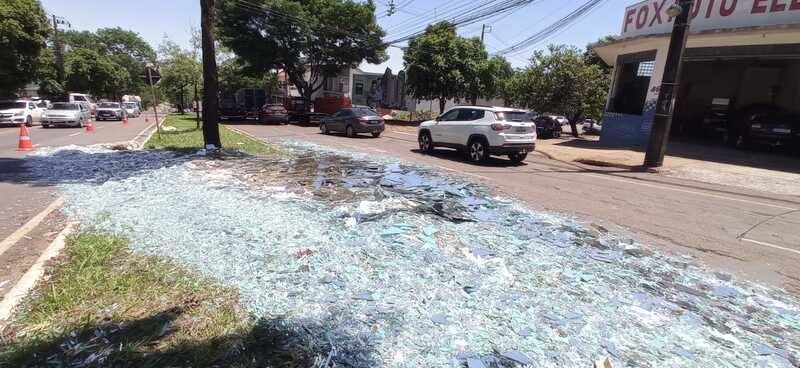Carga de vidro cai de caminhão e interdita avenida de Maringá