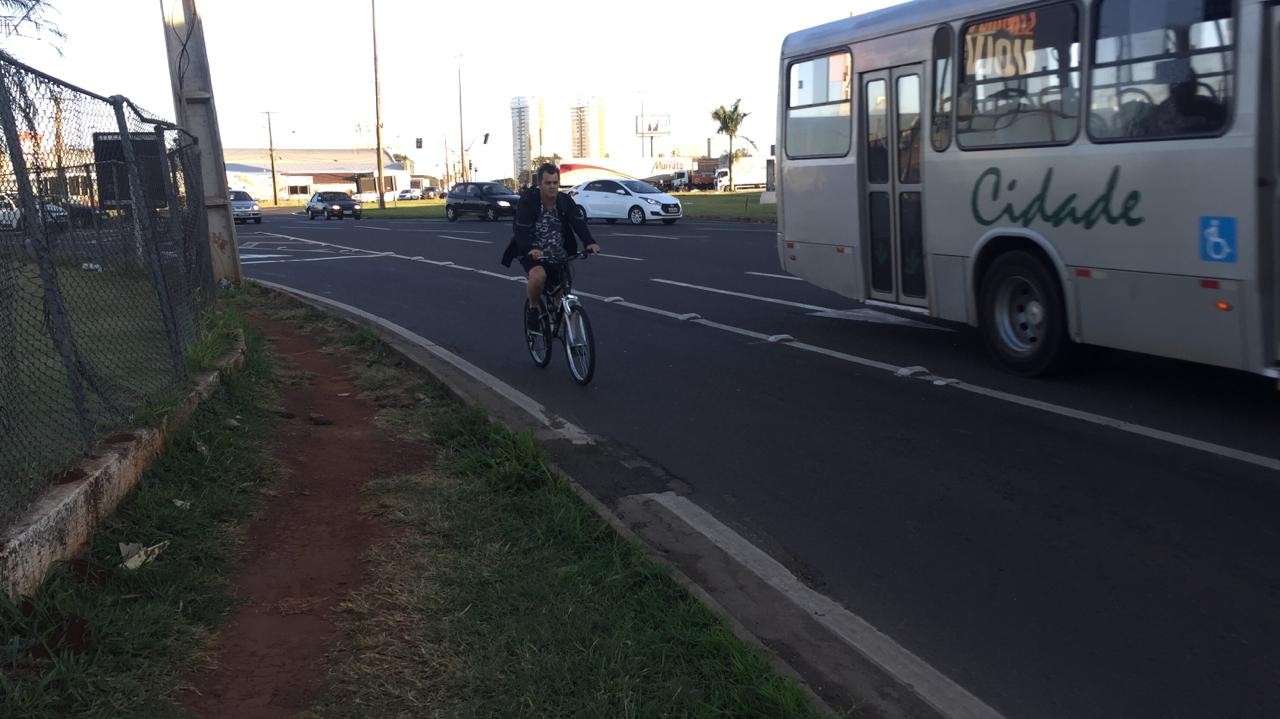 Ciclistas se arriscam no trajeto para Maringá