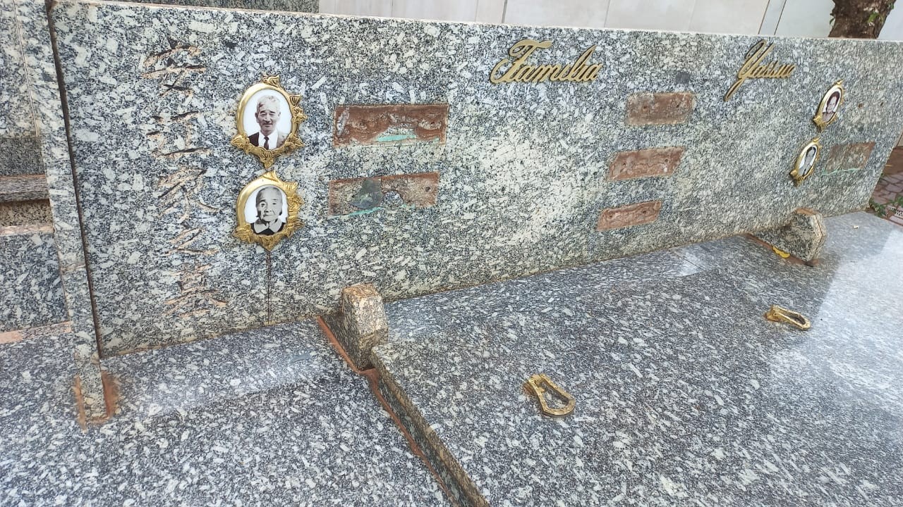 Ladrões furtam pelo menos 200 placas de bronze de cemitério em Nova Esperança