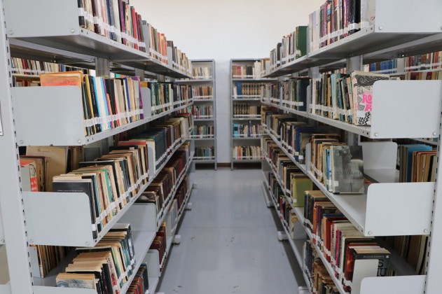 Multa por atraso na devolução de livros poderá ser trocada por doação de leite em Campo Mourão