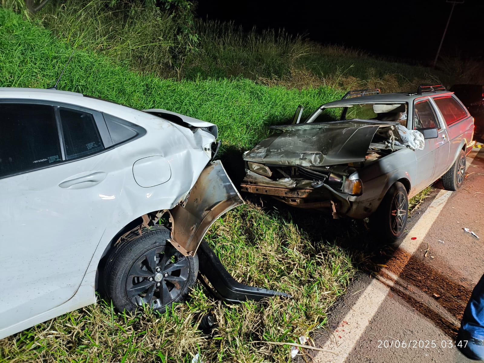 Acidente com carro parado na pista deixa uma adolescente morta