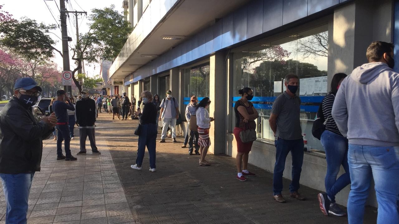 Única agência da Caixa aberta neste sábado (25) em Maringá tem fila gigante