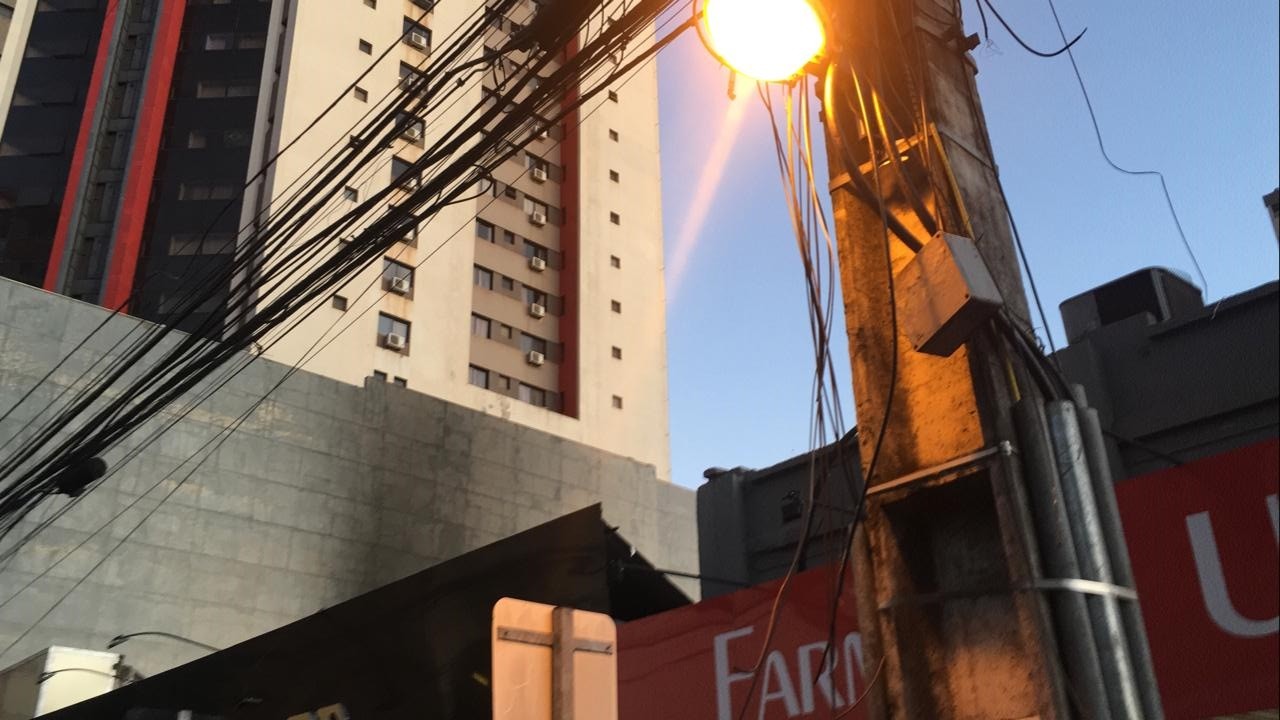 Incêndio de grandes proporções atinge fundos de papelaria no centro de Maringá