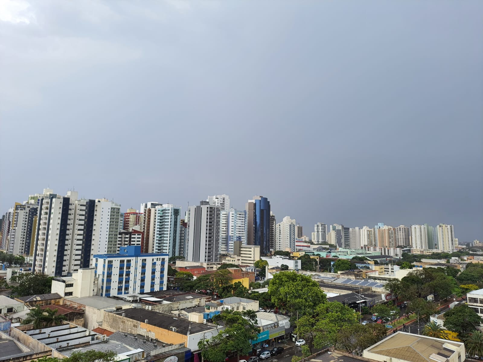 Defesa Civil emite alerta de vendaval em Maringá e região