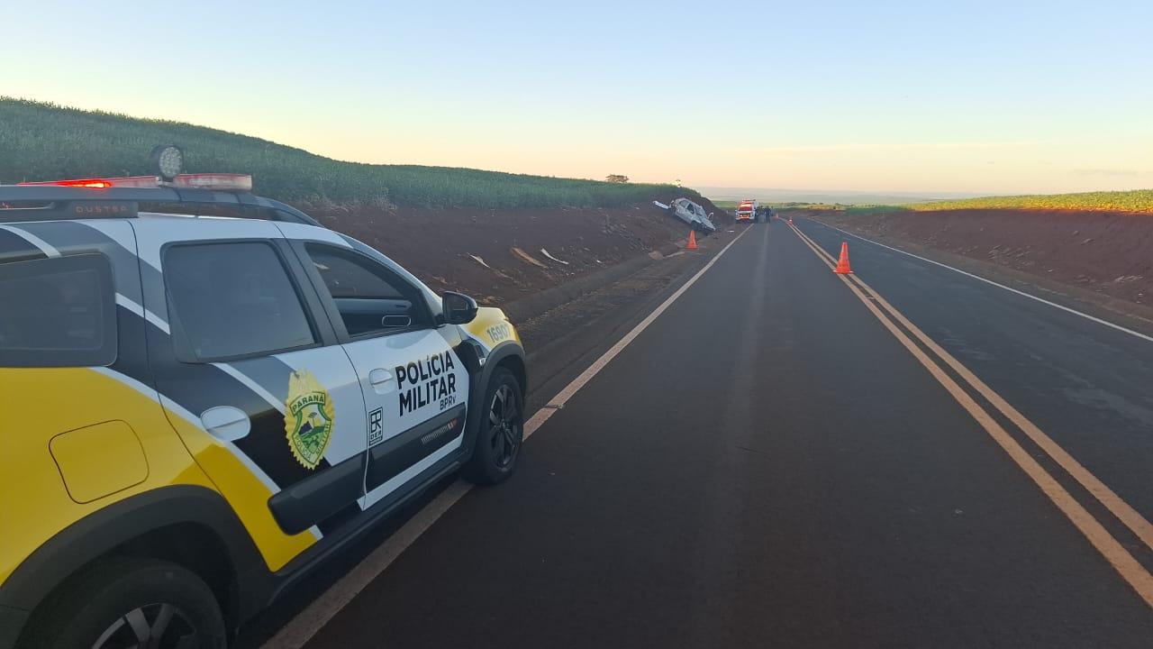 Carro capota, motorista morre e passageira fica ferida na PR-552