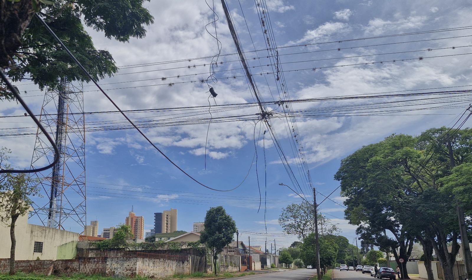 Projeto de lei prevê multa de até R$ 45 mil para responsáveis por fios soltos em Campo Mourão