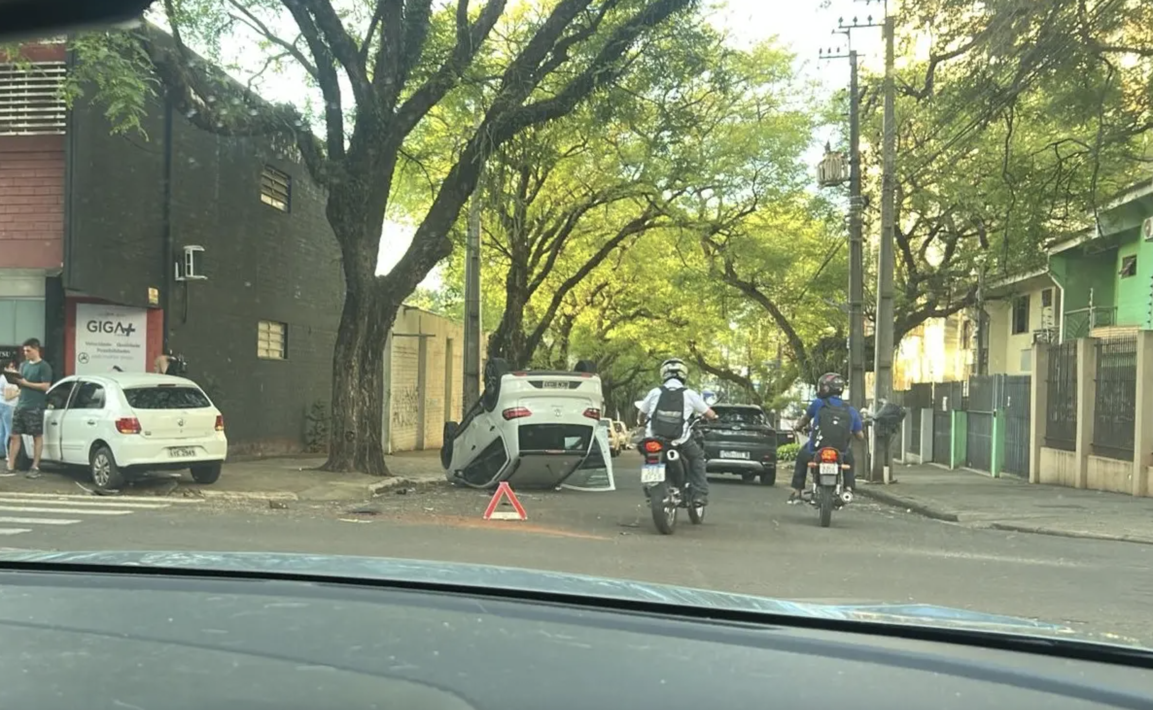 Colisão entre dois carros provoca capotamento na Zona 7, em Maringá; veja vídeo