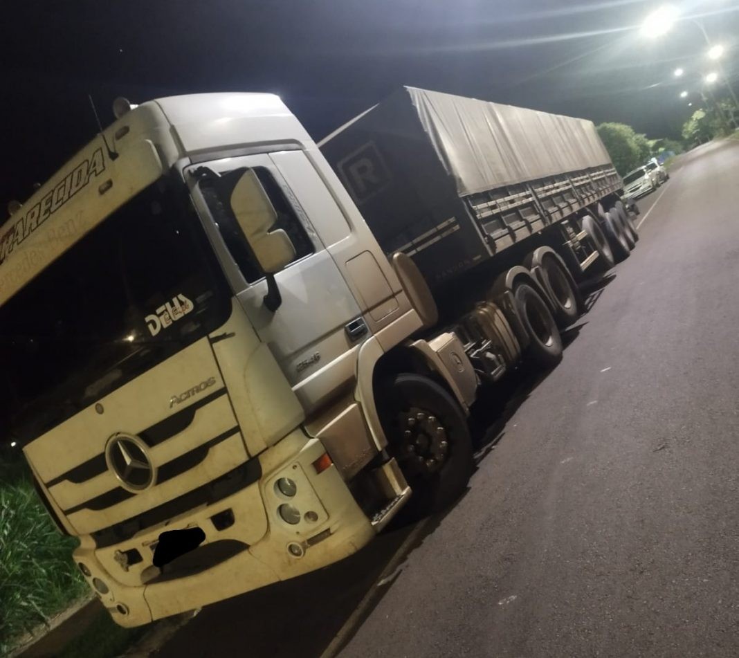 Caminhoneiro bêbado causa acidente e acaba preso