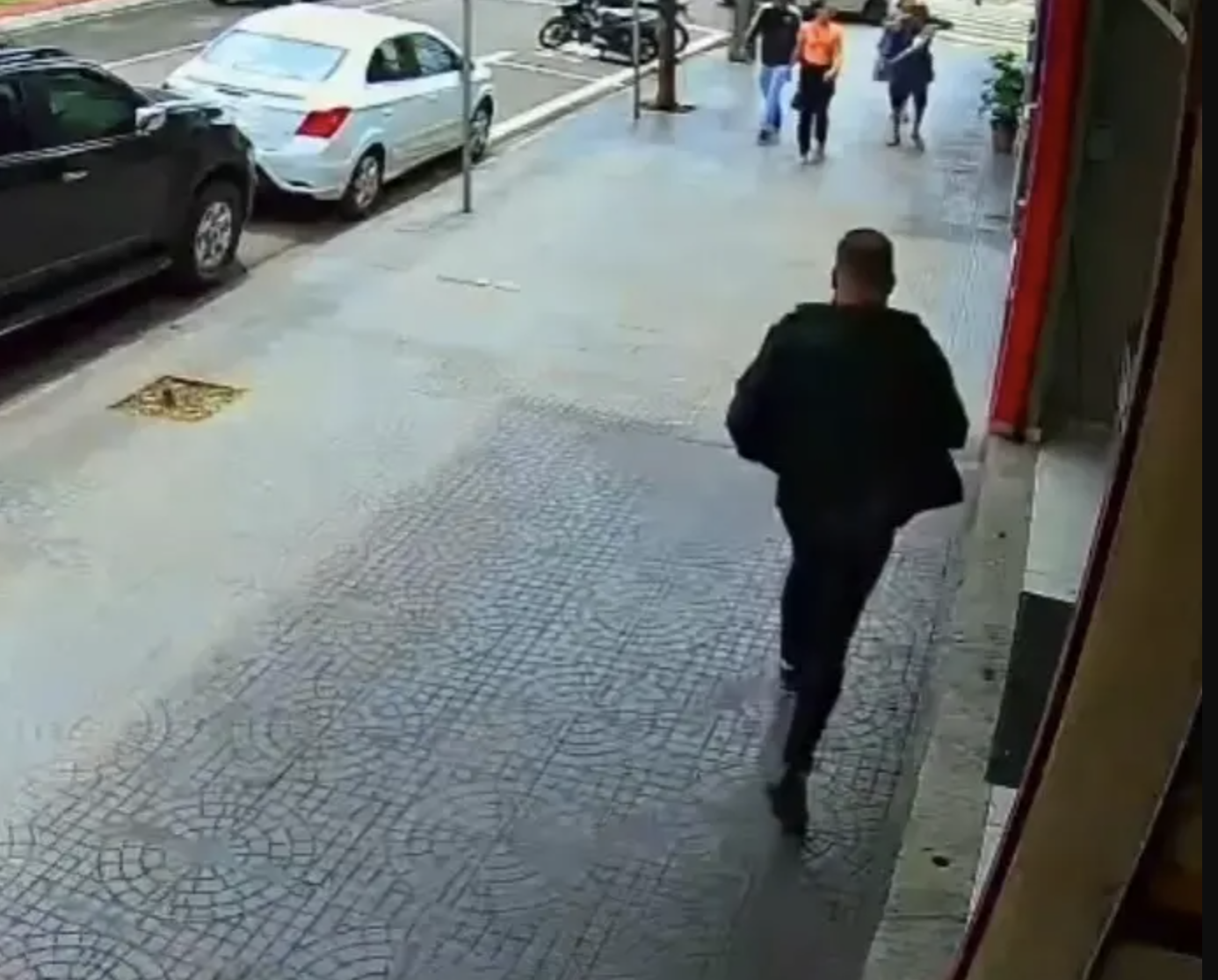 Golpe do falso Pix: suspeito foge com joias de R$ 15 mil em Maringá