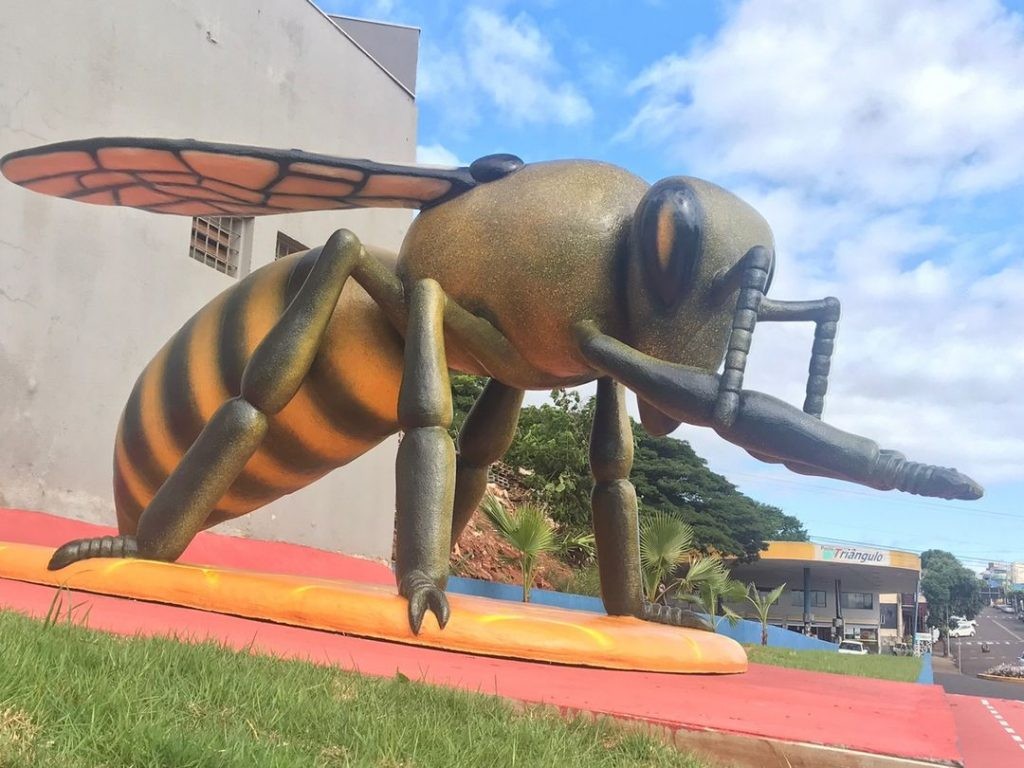 ‘Monumento da abelha’ de Mandaguaçu chama a atenção e viraliza nas redes sociais