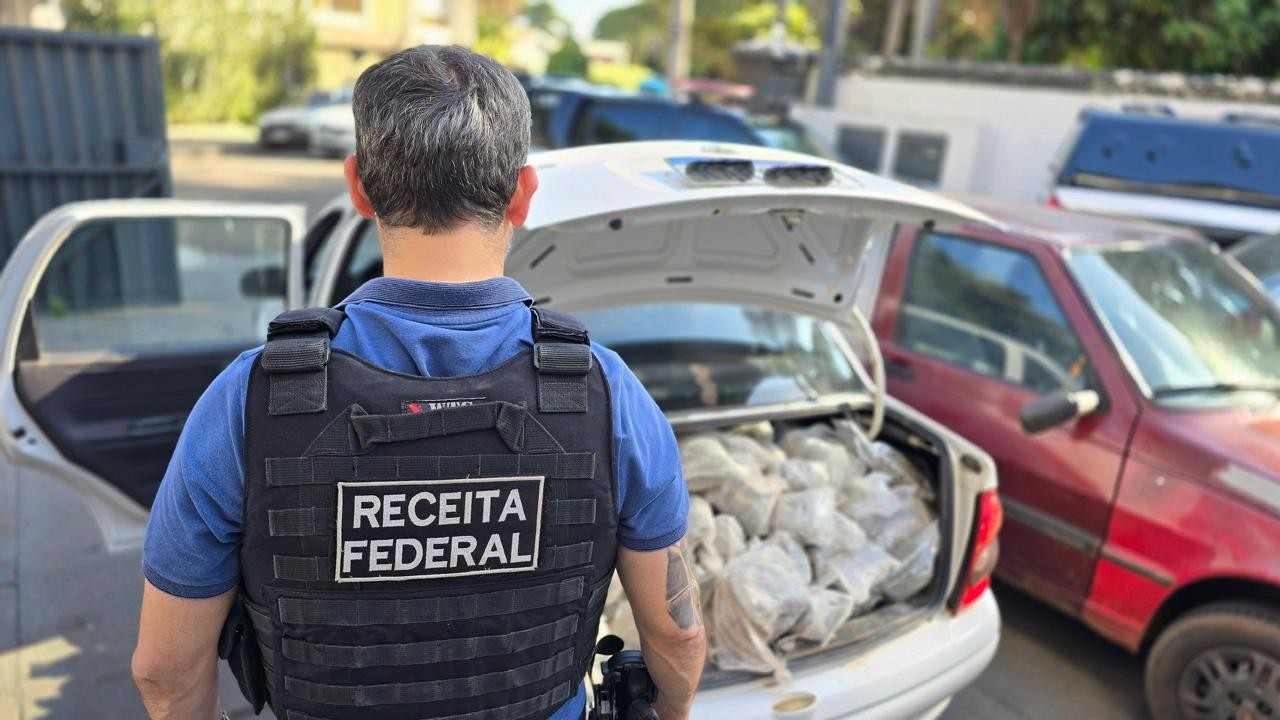 Veja: suspeito em carro com drogas foge de abordagem da Receita Federal