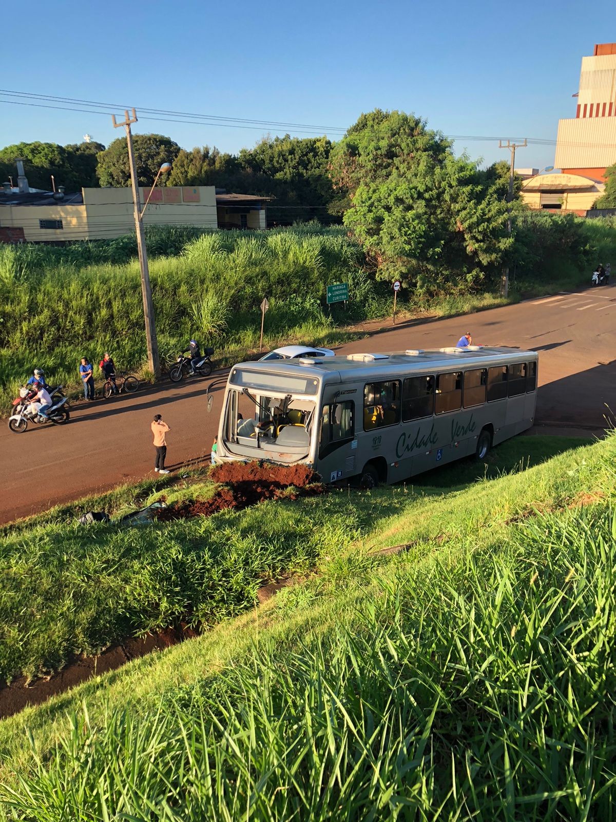 Acidente entre ônibus e moto deixa dezenas de feridos