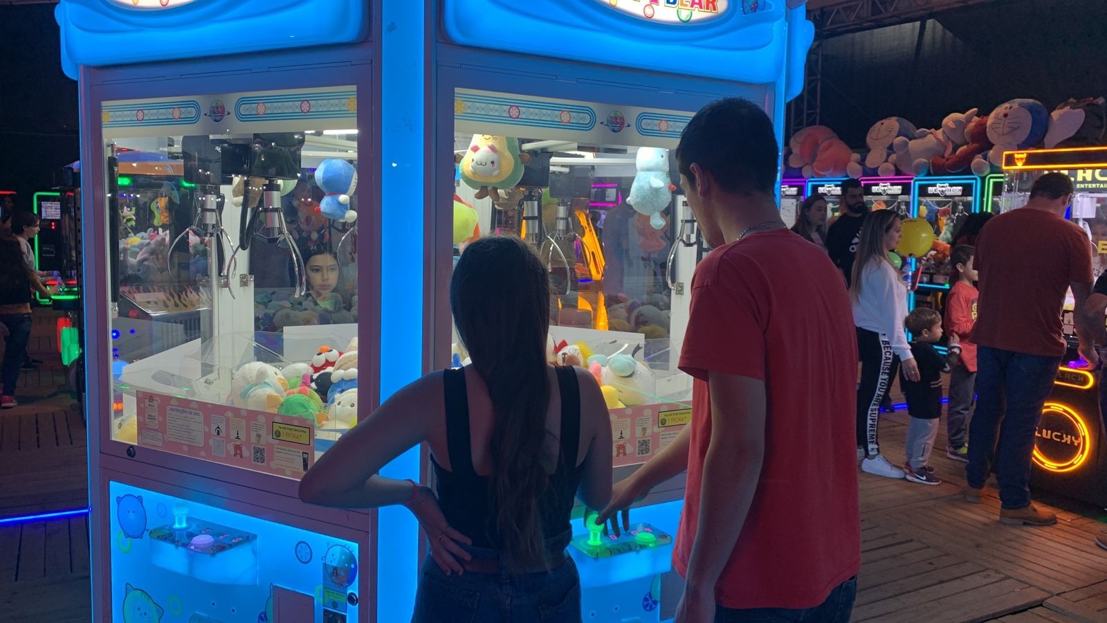 Maquinas ‘pega-pelúcia’ divertem os visitantes na Expoingá