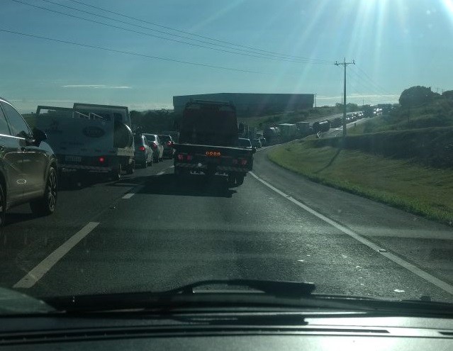Rodovia fica interditada por uma hora e congestionamento chega a 4 km