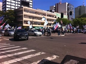 Cabos eleitorais lotam Avenida Brasil em Maringá na véspera das eleições