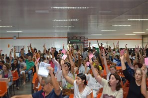 Servidores decidem manter greve na UEM e portões, que tinham a possibilidade de ser abertos em horários de rush, continuarão lacrados