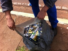 Semusp recolhe santinhos jogados em Maringá