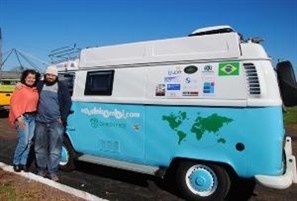 Casal que dará a volta ao mundo em uma Kombi adaptada em casa está em Goioerê neste fim de semana