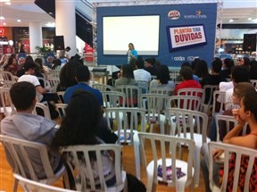 Vestibulandos da UEM participam de plantão tira-dúvidas em shopping de Maringá