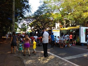 Pista em frente ao Parque do Ingá se torna espaço para gastronomia e arte