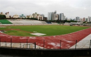 Gramado do estádio Willie Davids passa por restauração