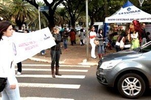 Comitê de Aleitamento Materno faz passeata de mobilização em praça de Maringá