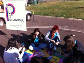 Acadêmicos da UEM expõem trabalhos de 15 cursos na feira do produtor