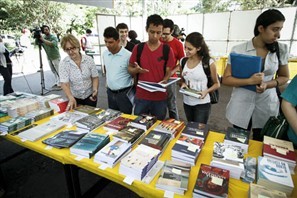 Semana do Livro comercializa mais de 2,5 mil exemplares da Eduem a preços promocionais