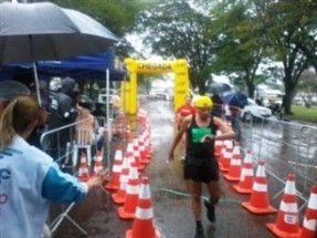Atletas enfrentam chuva para participar de corrida de rua em Maringá