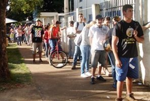 Maringaenses deixaram para última hora e enfrentaram uma longa fila para regularizar ou solicitar o título de eleitor