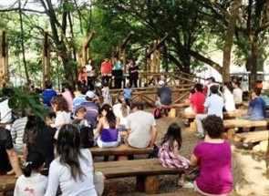 Enquanto uns se aventuram em divertidos passeios pelo Parque do Ingá, outros estudam e até trabalham em ensaios fotográficos ao lado da lagoa