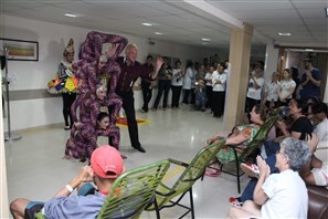 Artistas de circo levam alegria para pacientes de hospital em Maringá