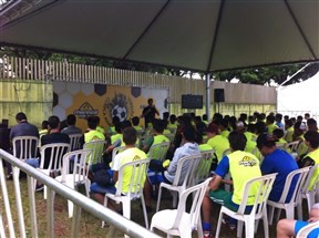 Crianças e adolescentes entre 10 e 15 anos buscam chamar atenção de olheiro do Botafogo