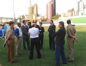 Comissão da Copa do Mundo vistoria sistema de segurança do estádio Willie Davids de Maringá