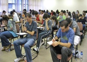 Setor público deve abrir 130 mil vagas este ano no Brasil e a procura por cursos preparatórios já começou em Maringá