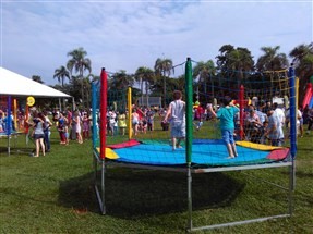 Praça do antigo aeroporto é ocupada por famílias