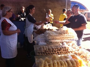 Vendedores autônomos aproveitam o dia de eleições para comercializar produtos em frente aos locais de votação