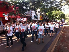 Professores e trabalhadores da rede estadual de ensino promovem passeata no centro de Maringá