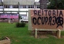 Acadêmicos da UEM continuam acampados na reitoria da instituição