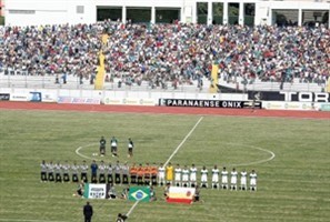 Torcedores reclamam da falta de água no bar e fila longa na bilheteria no jogo do Campeonato Paranaense em Maringá